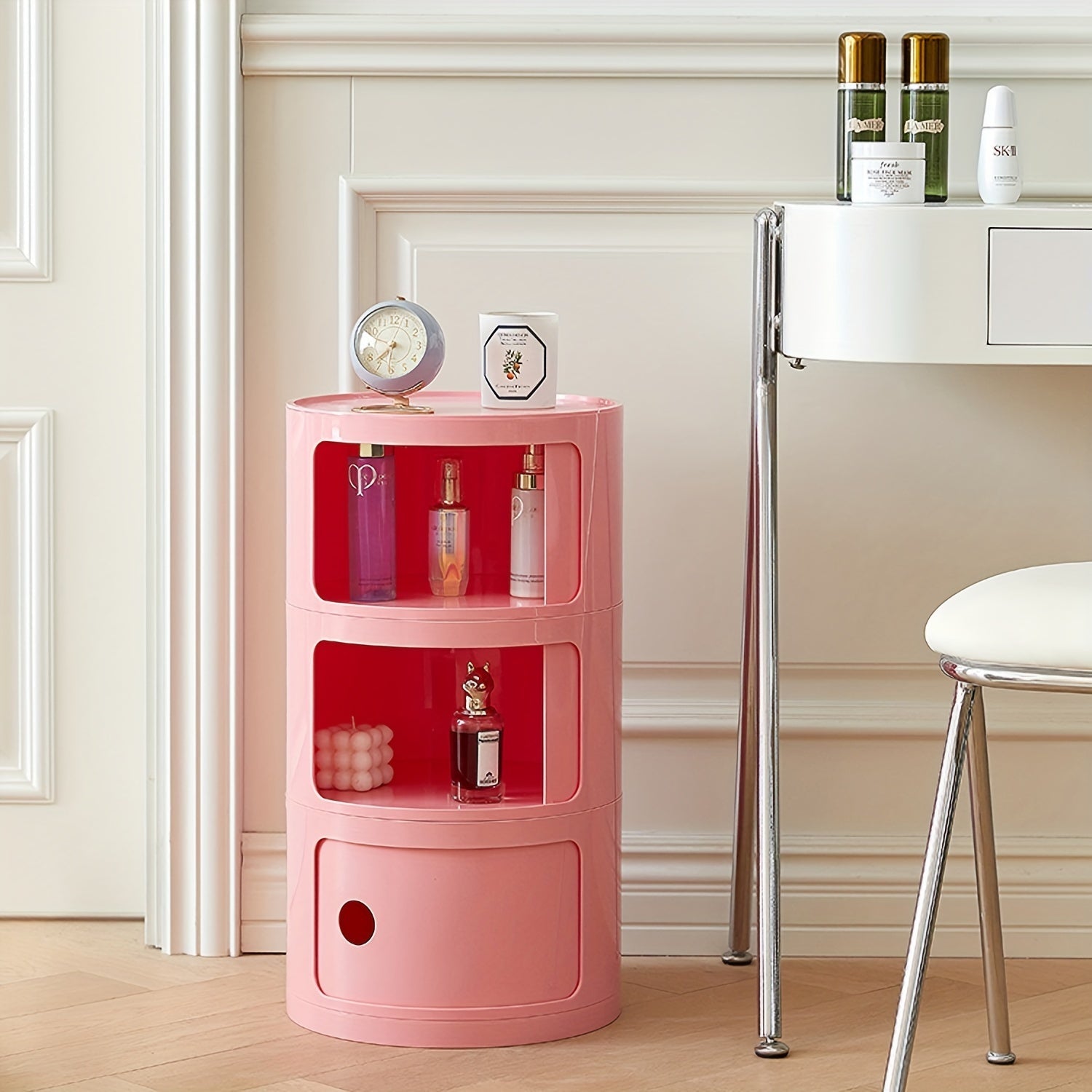 Sängbord med runda plastförvaringslådor