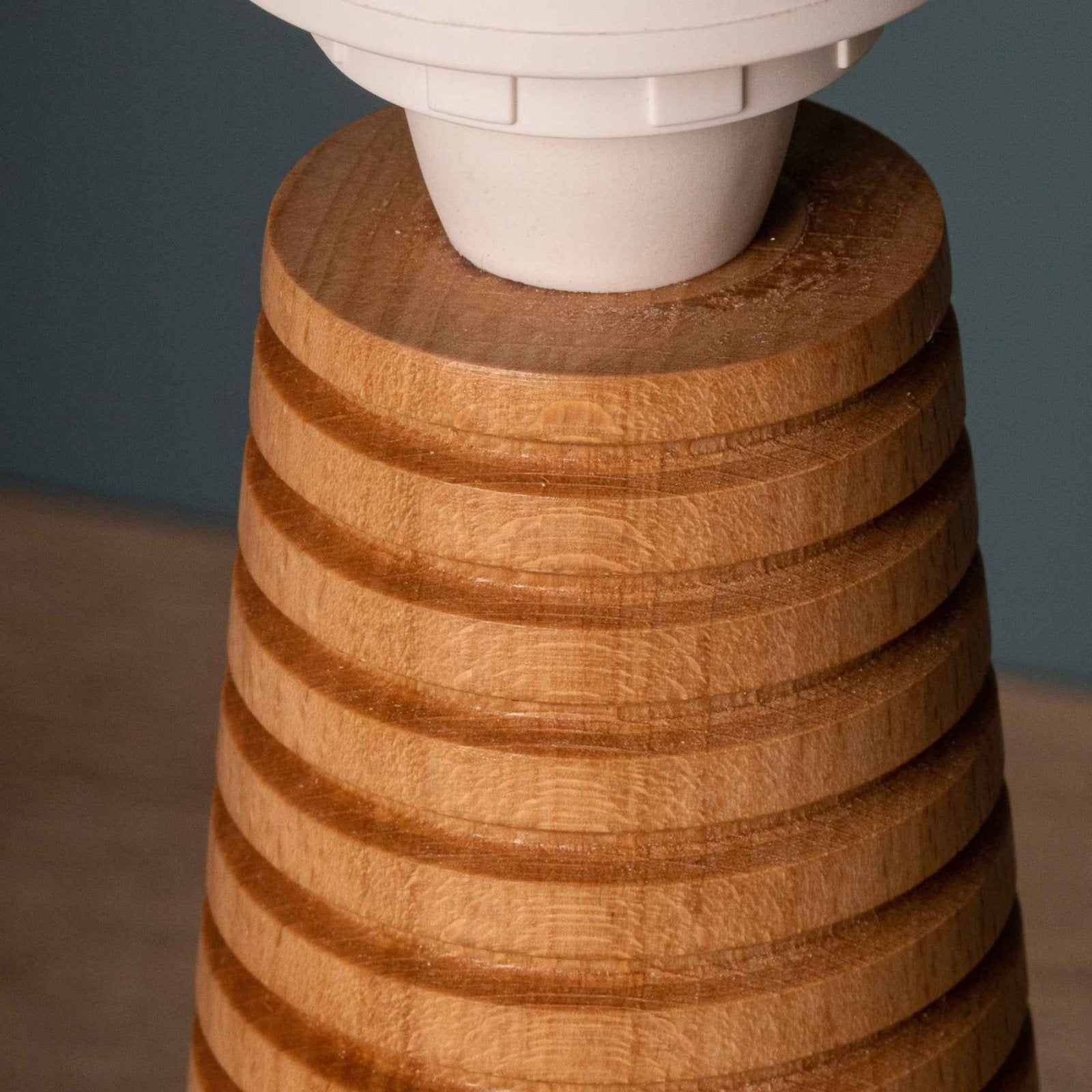 NordicGlow - Träbordslampa med Fälld Fot och Tyglampa