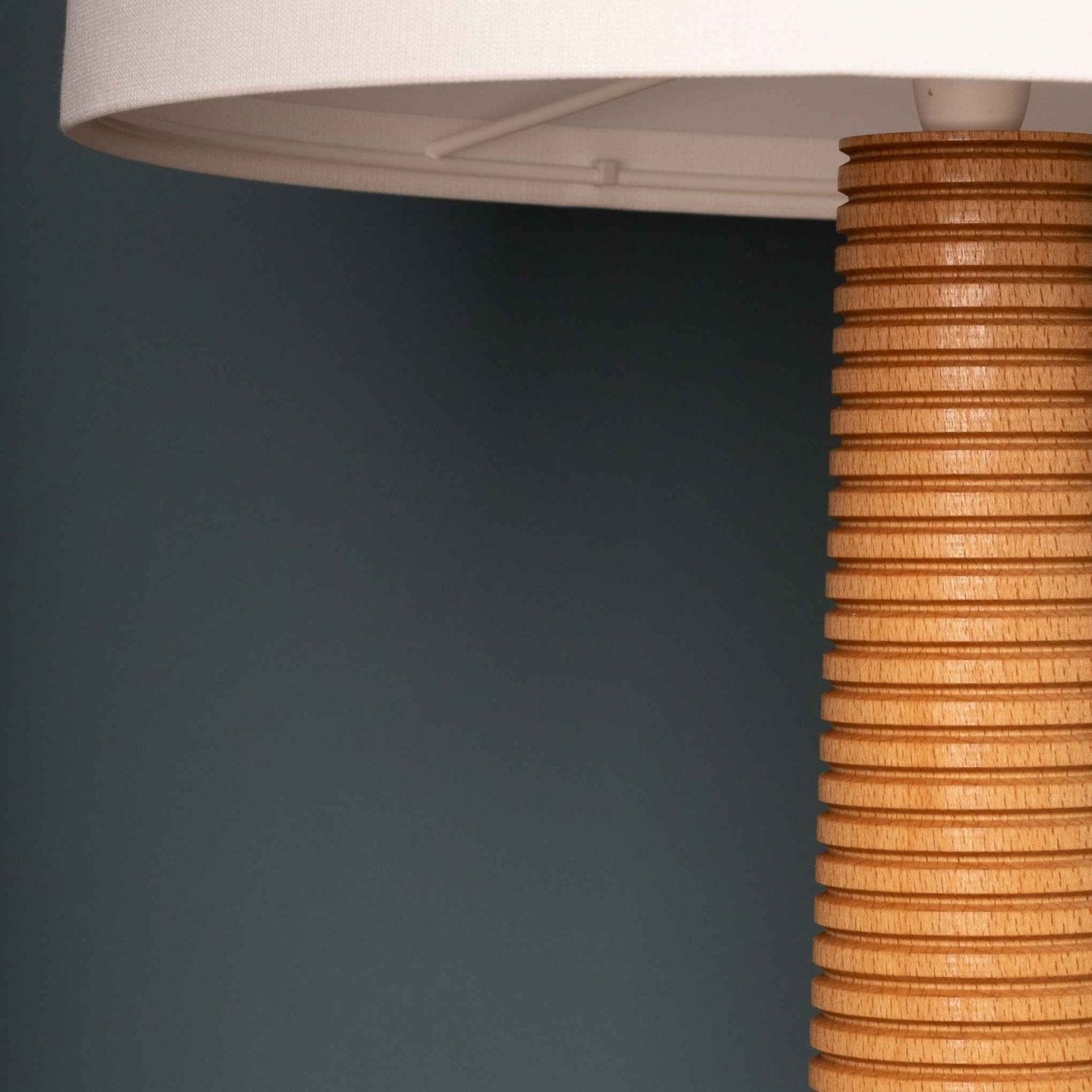 NordicGlow - Träbordslampa med Fälld Fot och Tyglampa