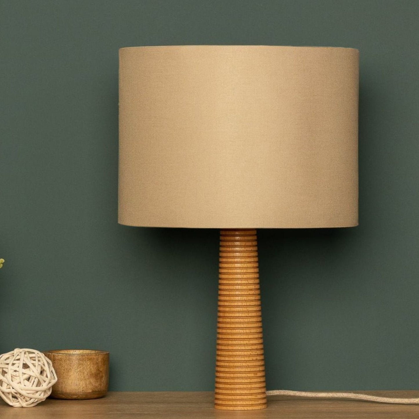 NordicGlow - Träbordslampa med Fälld Fot och Tyglampa