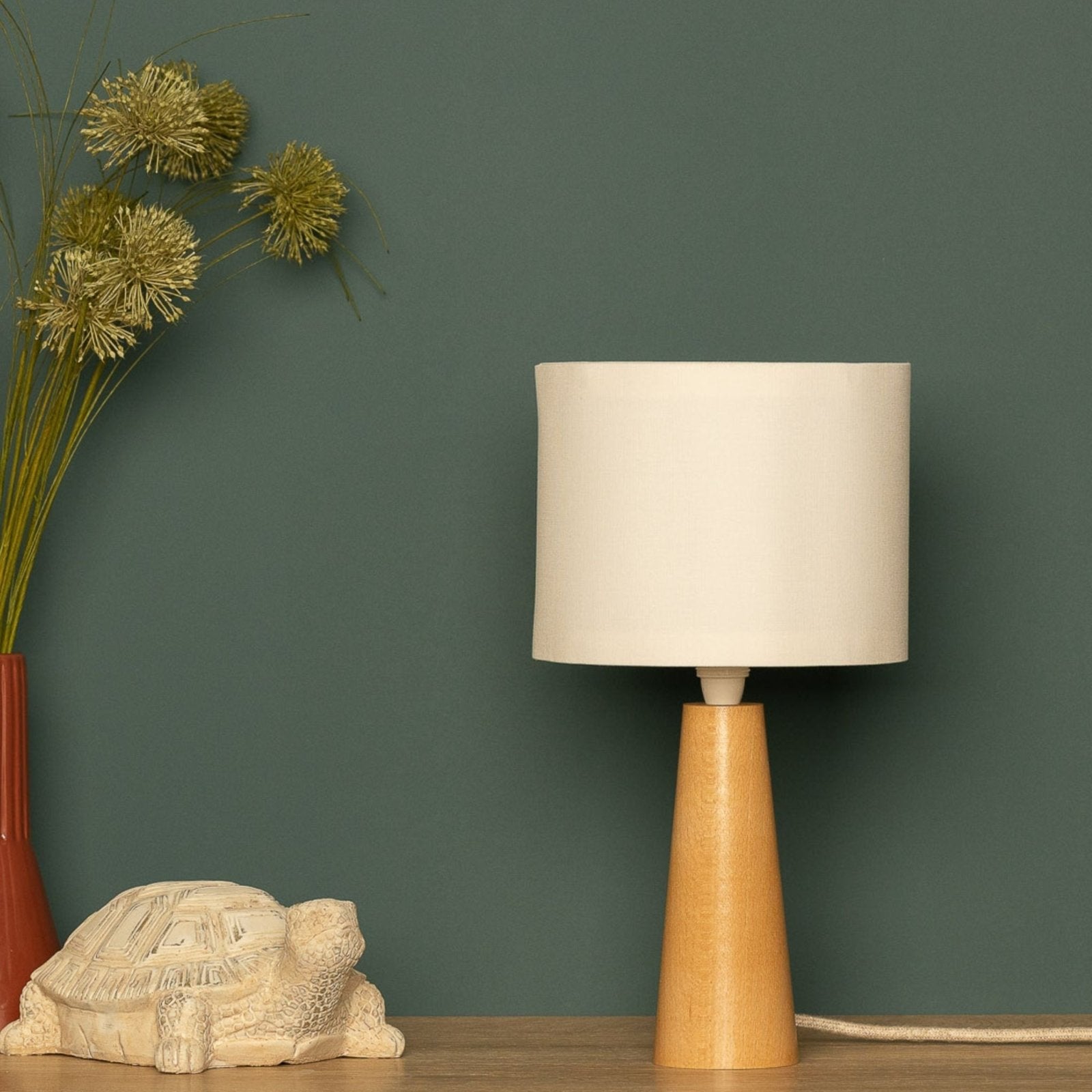 NordicGlow - Minimalistisk Träbordslampa med Tygtopp för Vardagsrum och Sovrum