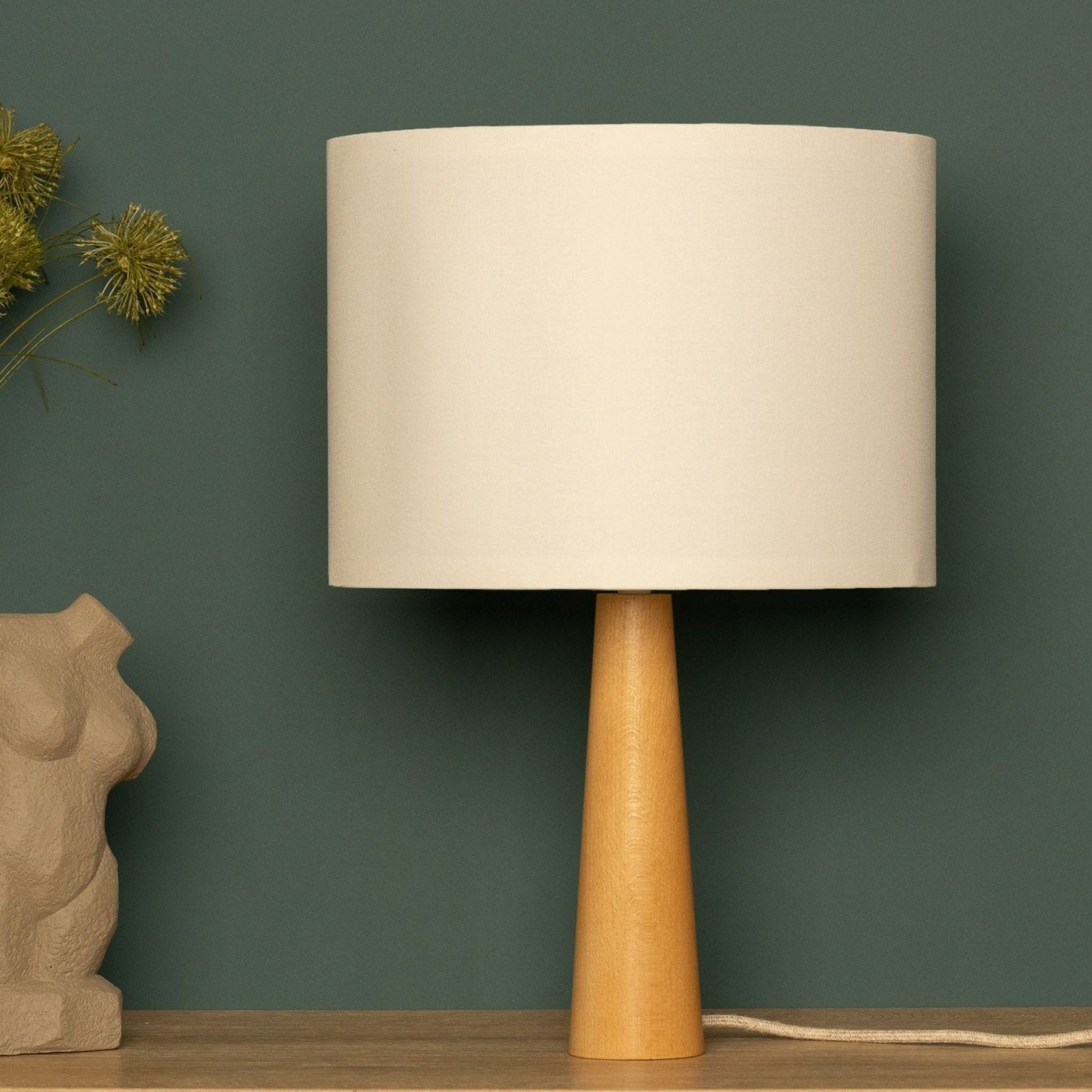 NordicGlow - Minimalistisk Träbordslampa med Tygtopp för Vardagsrum och Sovrum