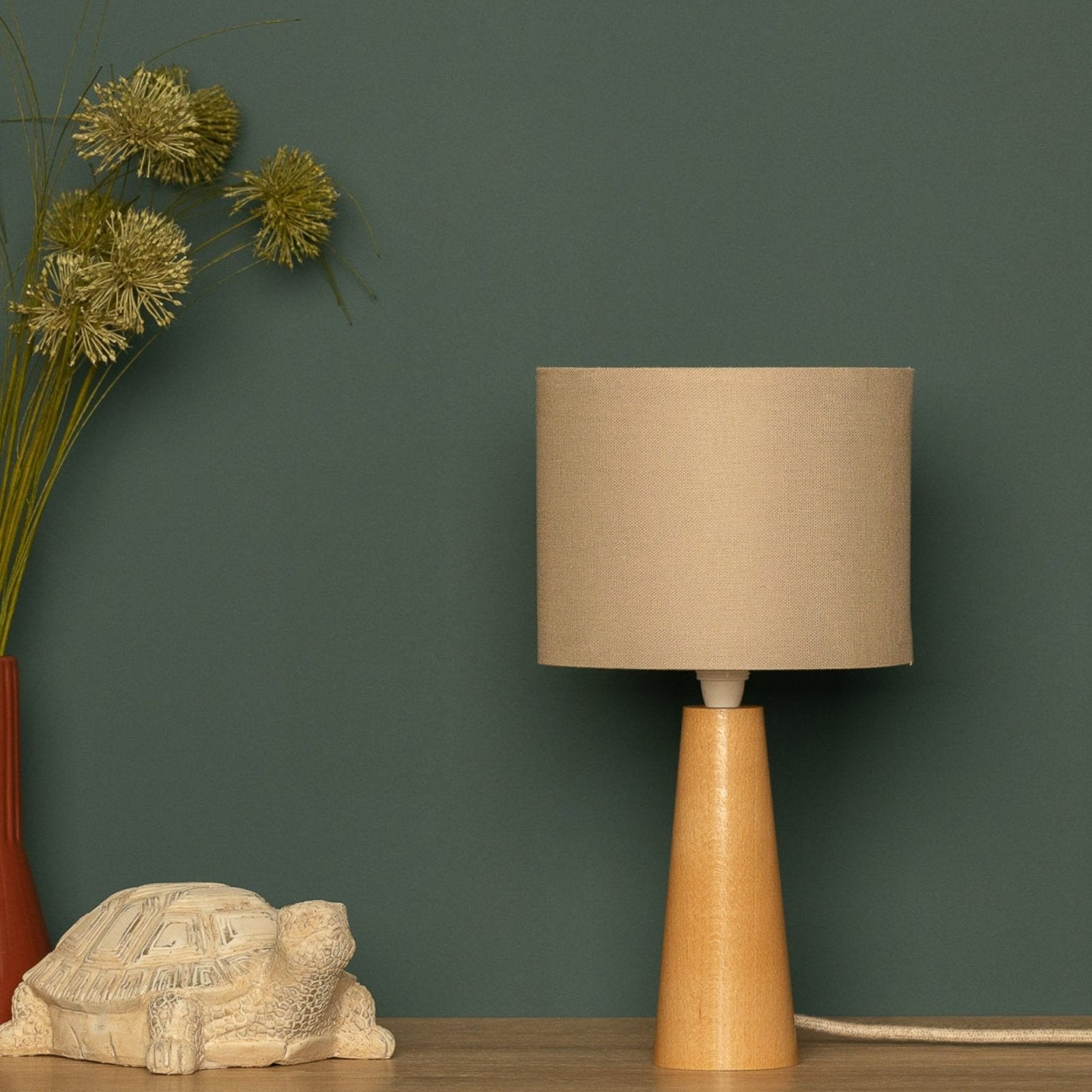 NordicGlow - Minimalistisk Träbordslampa med Tygtopp för Vardagsrum och Sovrum