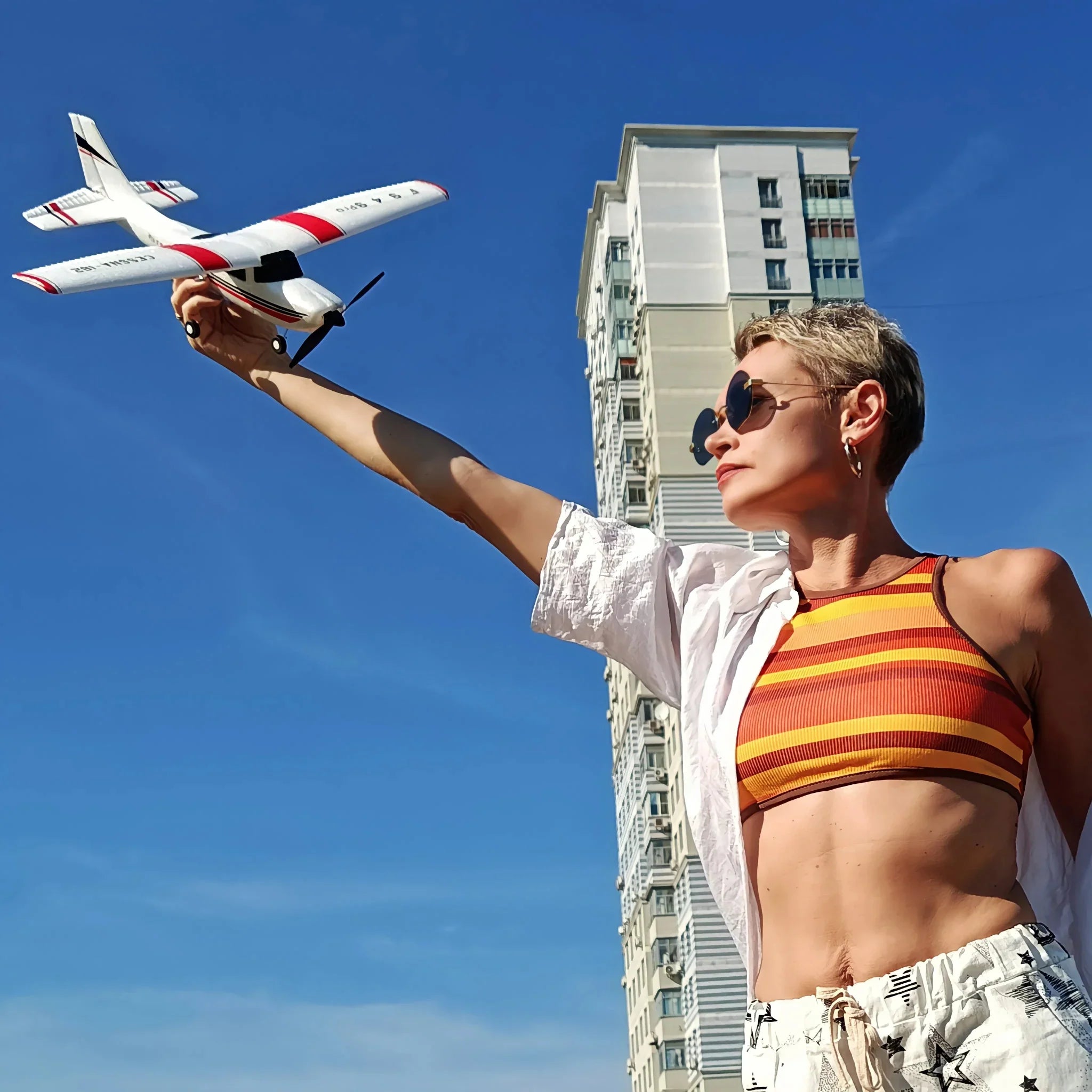 Fjärrstyrd leksaksplan med stabiliserad flygning