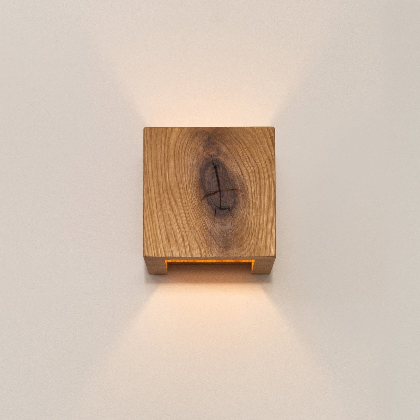 WoodGlow - Modern Trä Vägglampa av Ek med Varm Vitt Ljus