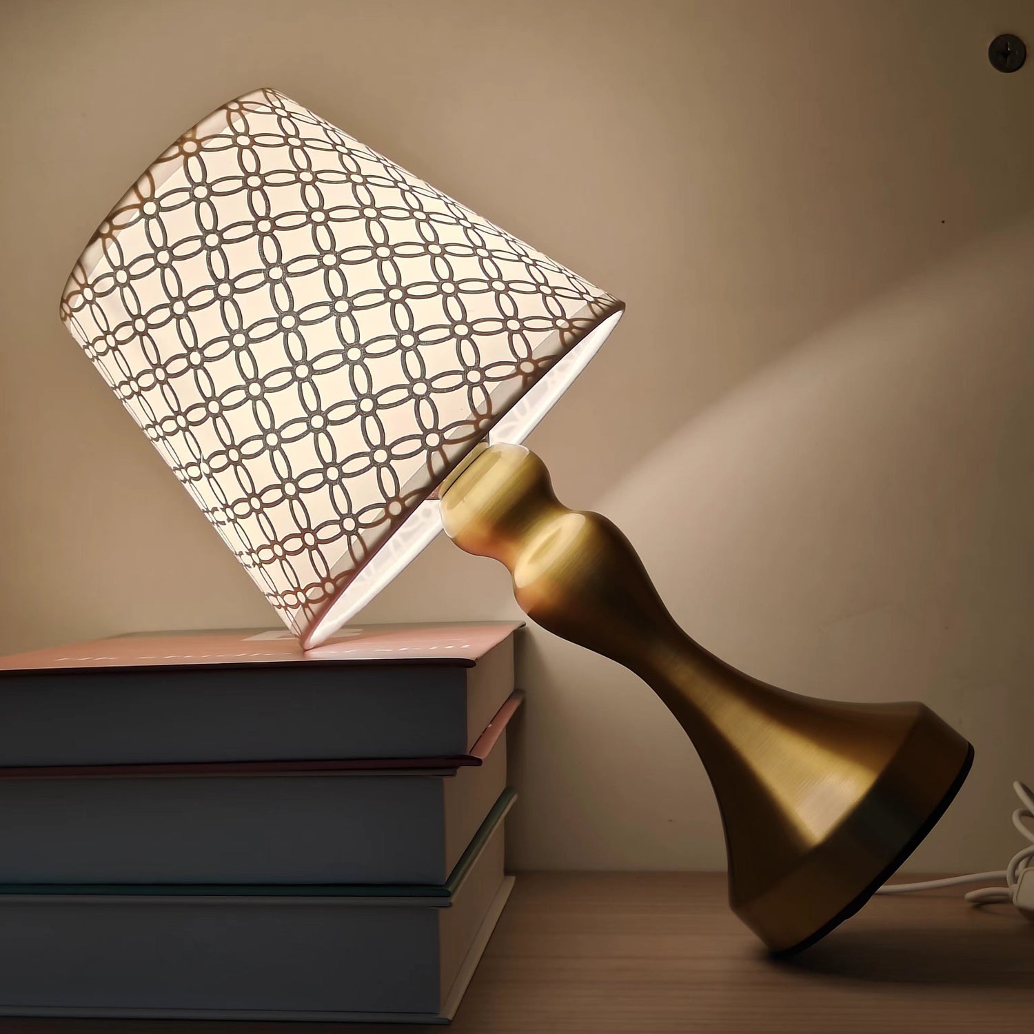 Gyllene Elegans Bordslampa - Förfinad Stil för Alla Utrymmen