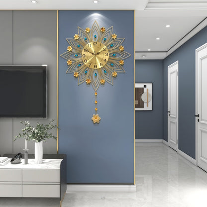 GoldenBloom - Lyxig Väggklocka med Eleganta Blomdetaljer