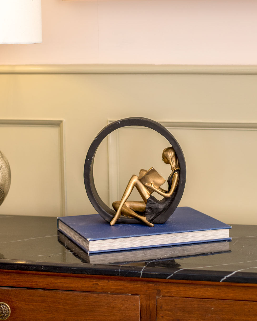 ReadingGrace - Utsmyckad staty av en flicka som läser en bok, för ett modernt rum