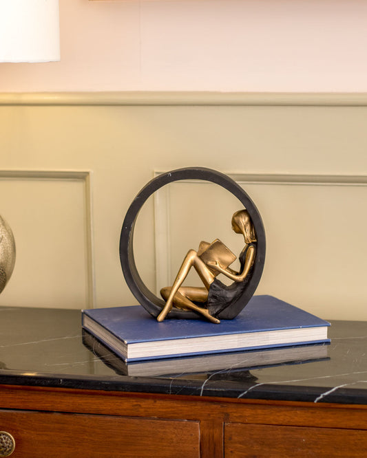 ReadingGrace - Utsmyckad staty av en flicka som läser en bok, för ett modernt rum