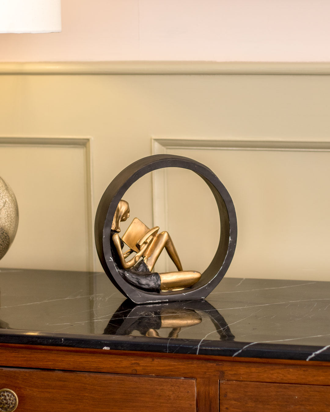 ReadingGrace - Utsmyckad staty av en flicka som läser en bok, för ett modernt rum