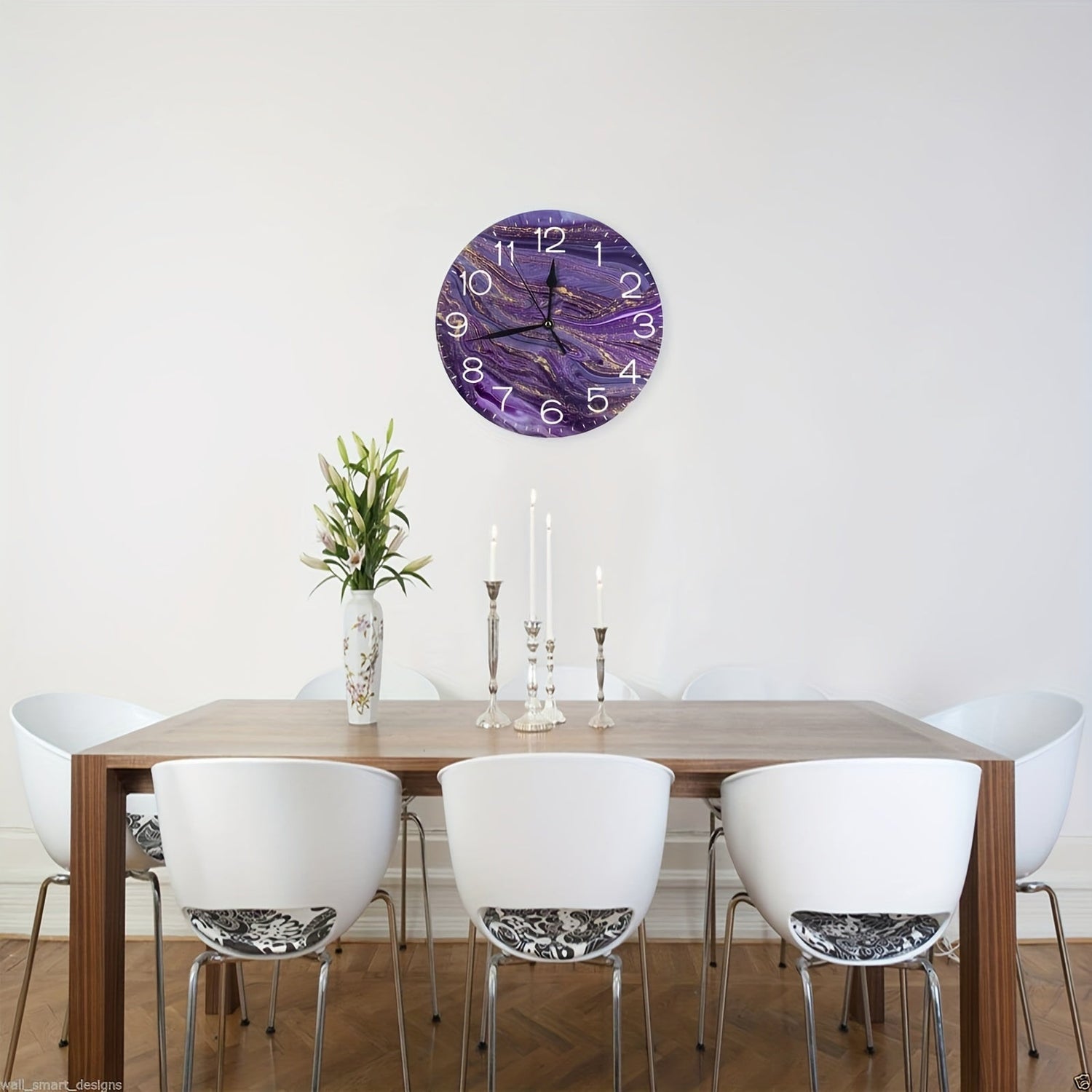 VioletGlow - Modern Lila Väckarklocka med Guld Accenter, Abstrakt Design