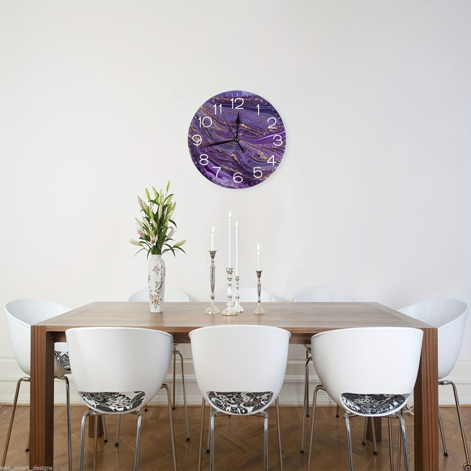 VioletGlow - Modern Lila Väckarklocka med Guld Accenter, Abstrakt Design