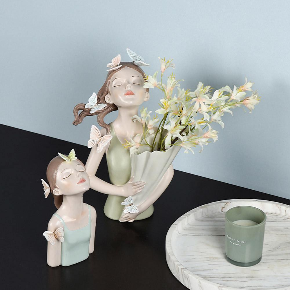 Carvallo – Fängslande Skulptur i Skogen med Fjärilar och Blommor