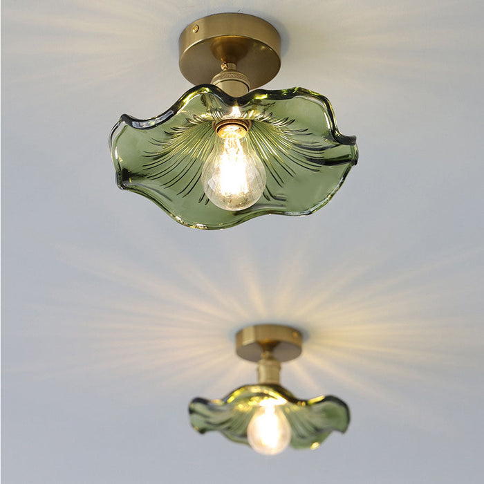 Plafondslampa i glas i form av en hibiskus.