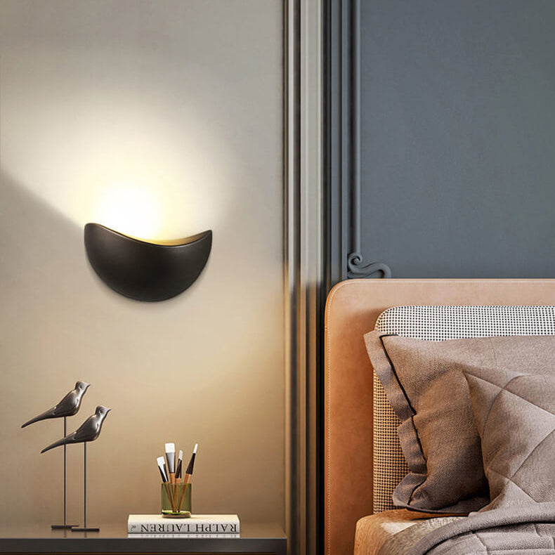 Minimalistisk halvcirkelformad LED-vägglampa i aluminium