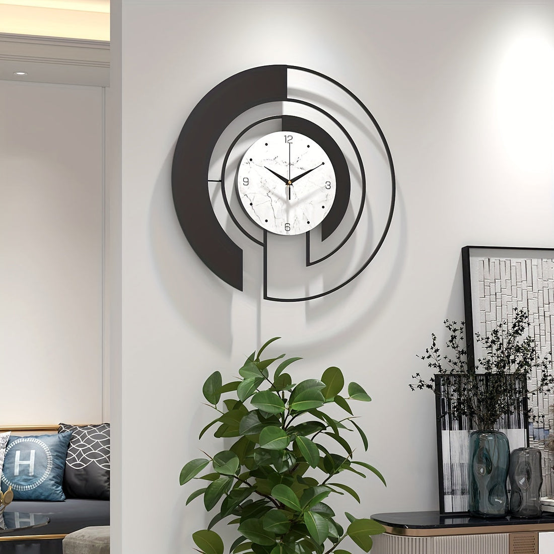 GeoClock - Tyst Geometrisk Väggklocka i Svart Metall