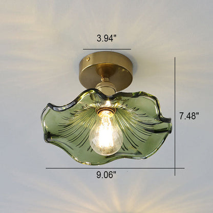 Plafondslampa i glas i form av en hibiskus.