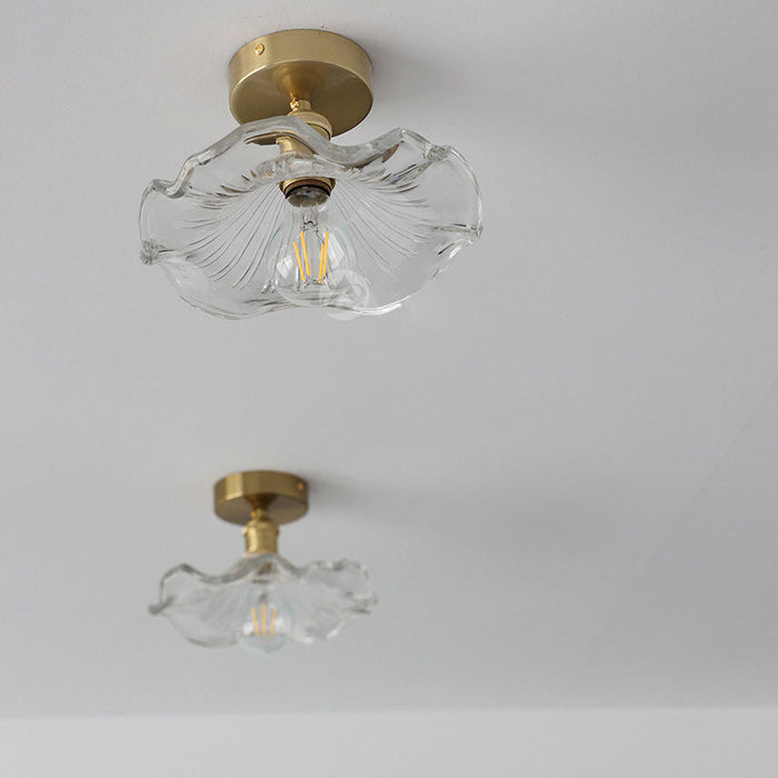 Plafondslampa i glas i form av en hibiskus.