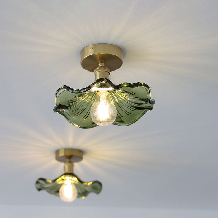 Plafondslampa i glas i form av en hibiskus.