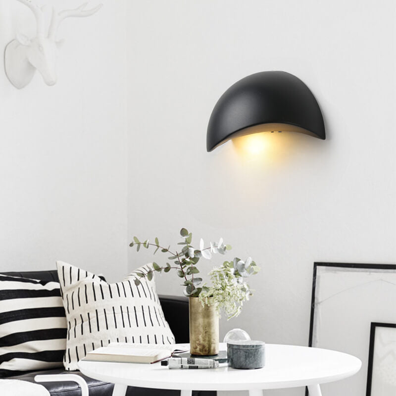 Minimalistisk halvcirkelformad LED-vägglampa i aluminium