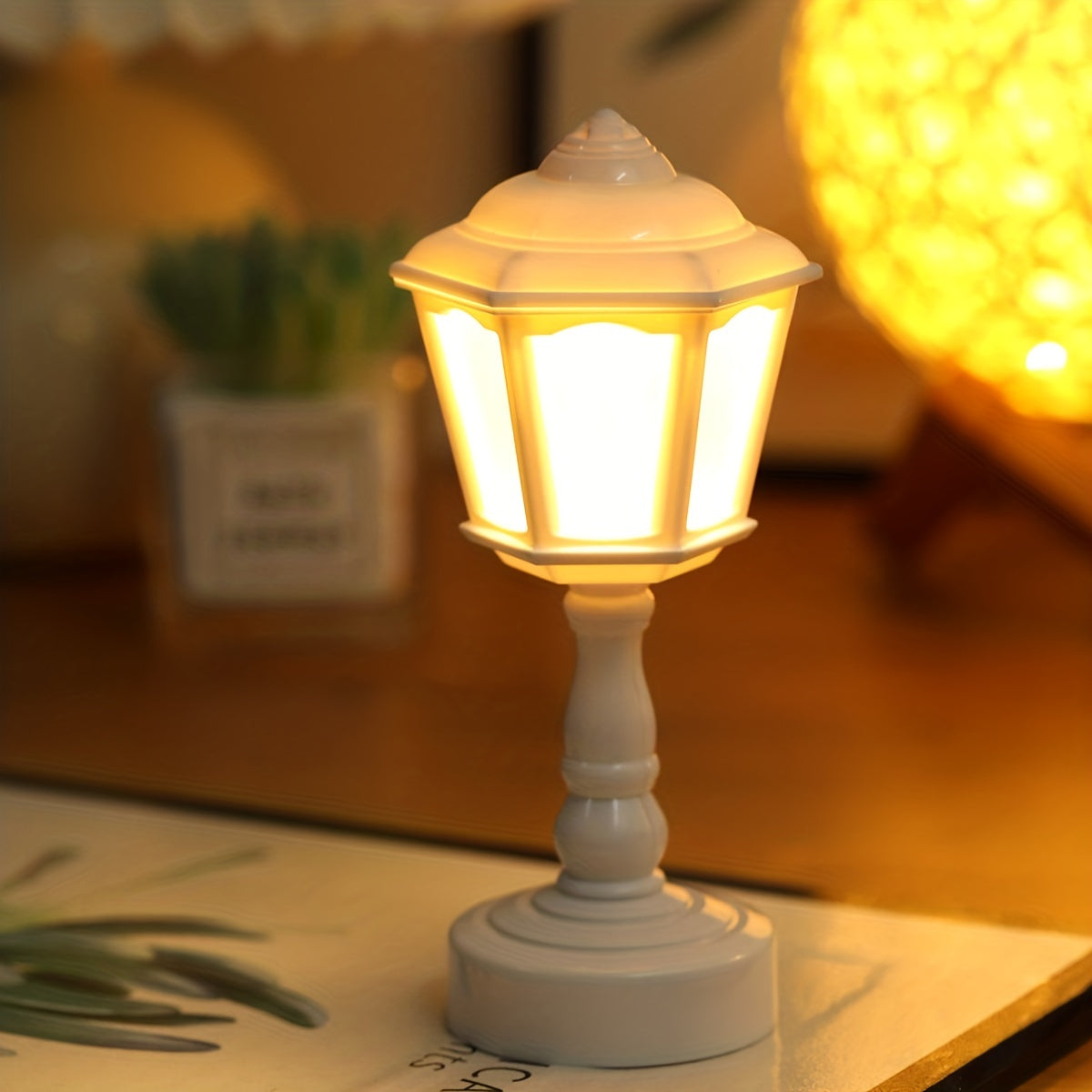 RetroGlow - Mini LED Bordslampa i Gatlyktsstil