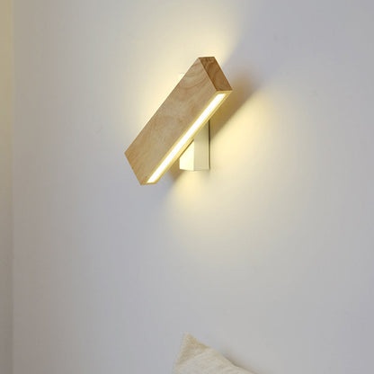 Vägglampa med roterbar trä-LED-design