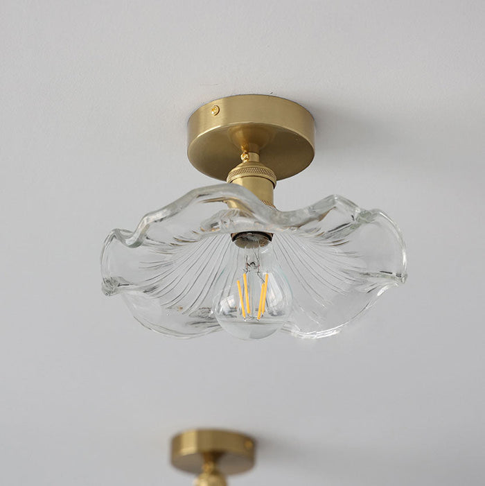 Plafondslampa i glas i form av en hibiskus.