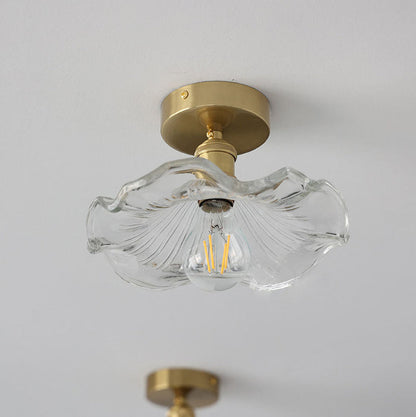 Plafondslampa i glas i form av en hibiskus.