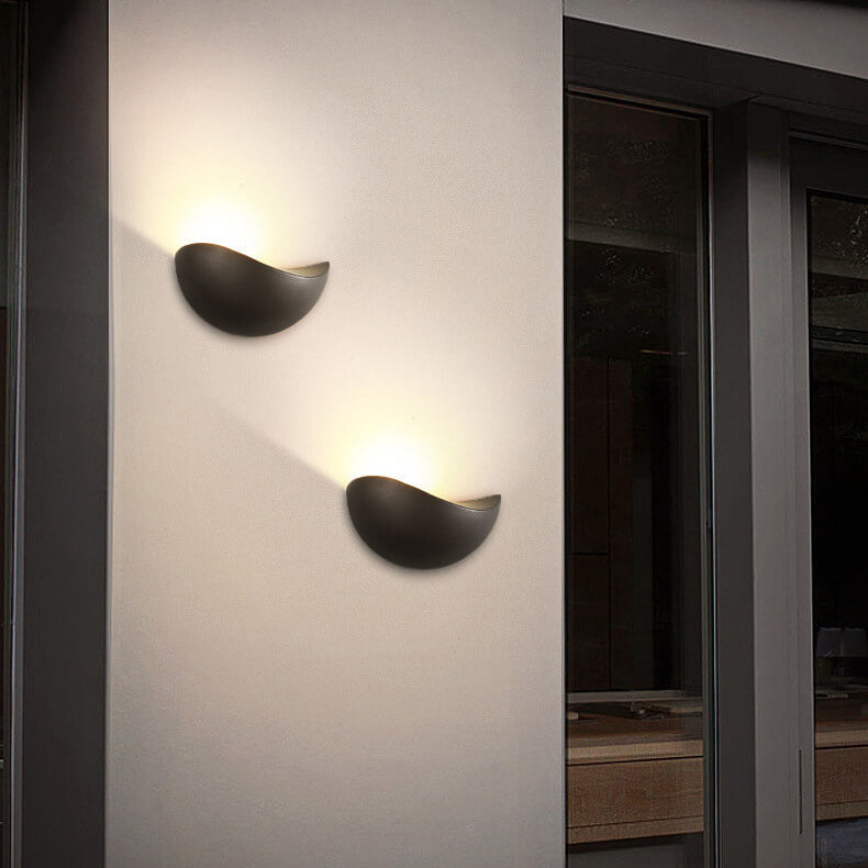 Minimalistisk halvcirkelformad LED-vägglampa i aluminium