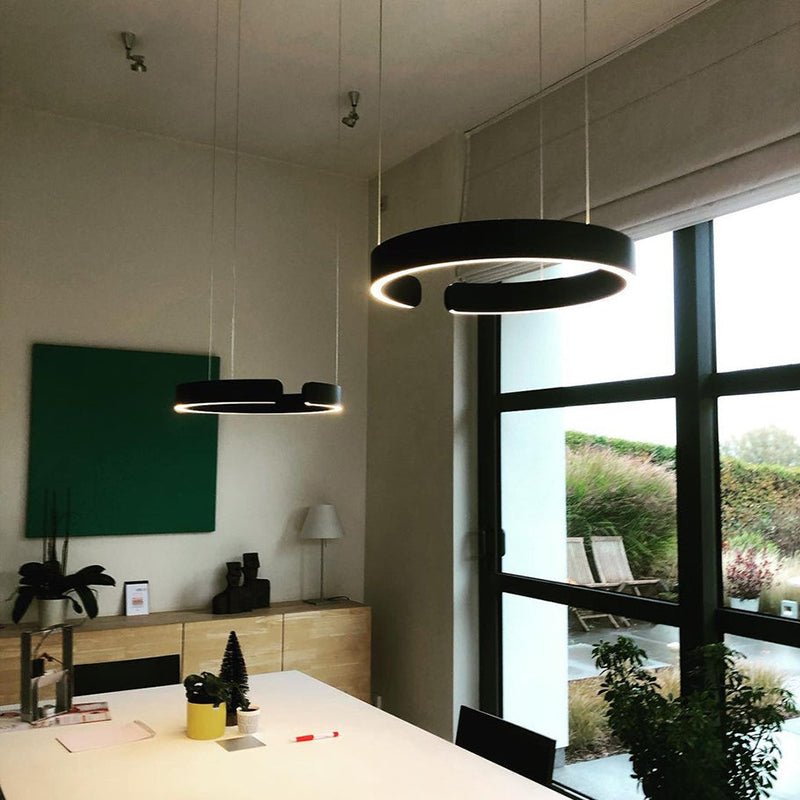 Luna LED Rund Hänglampa – Svart/Guld Metall