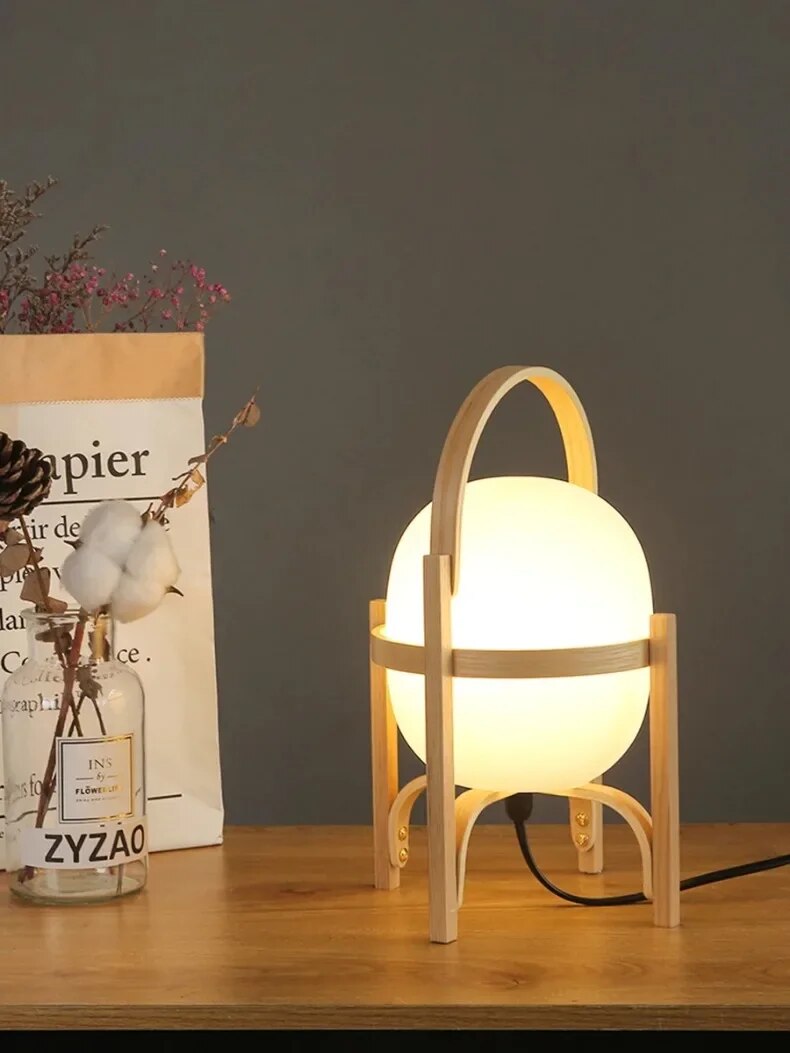 WoodLume – Modern Trä Bordslampa med LED Belysning