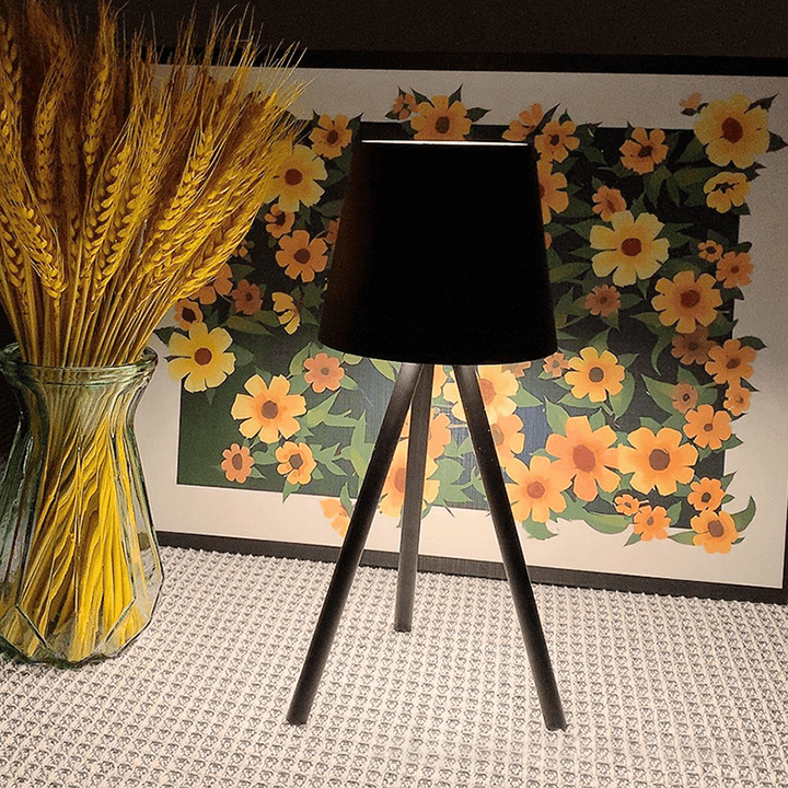 AdaptLight - Modern Bordslampa med Justerbar Stativ
