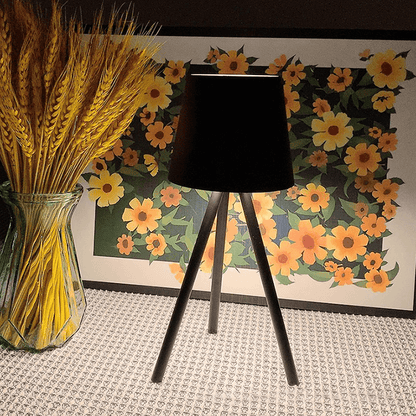 AdaptLight - Modern Bordslampa med Justerbar Stativ