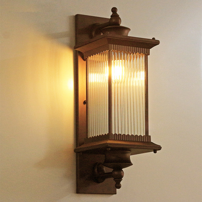 Utomhusvägglampa med rektangulär retrohölje