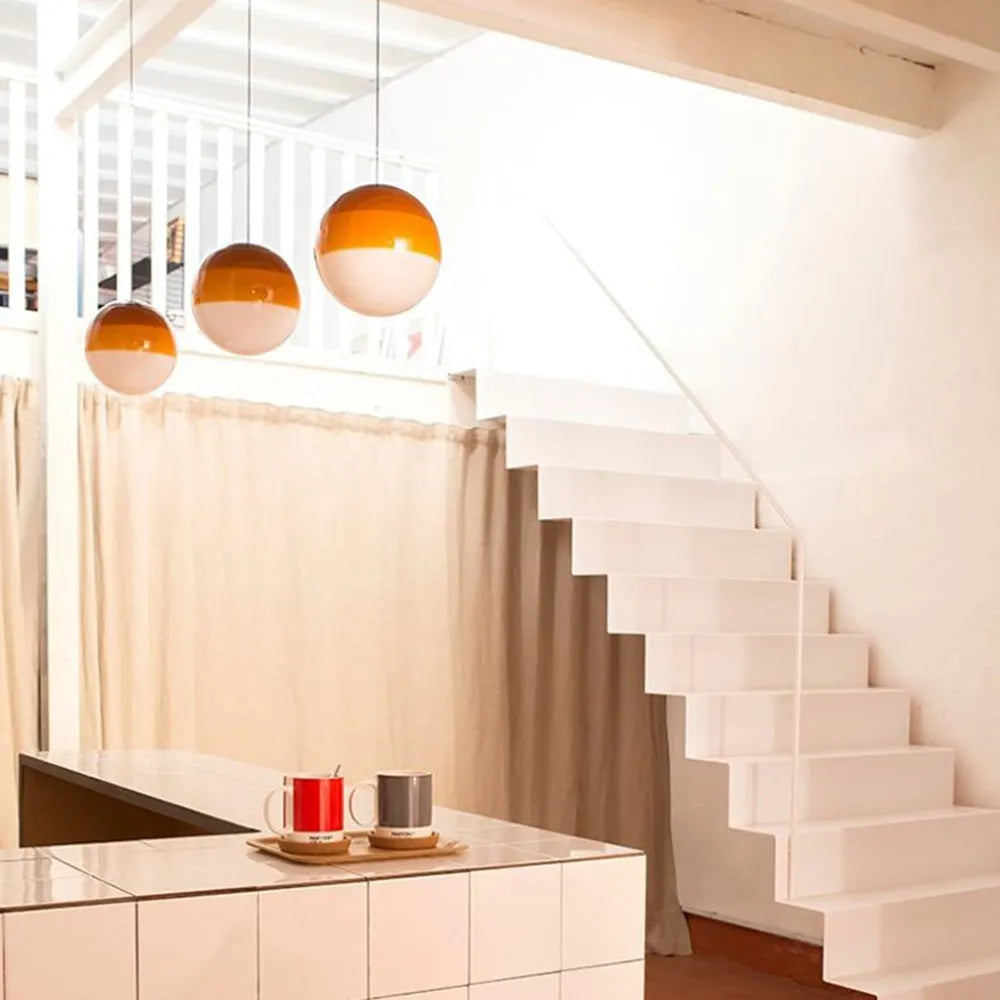 Hängande lampa med färgglad glaskula design