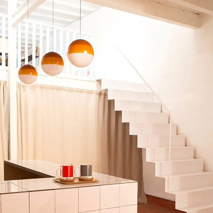 Hängande lampa med färgglad glaskula design