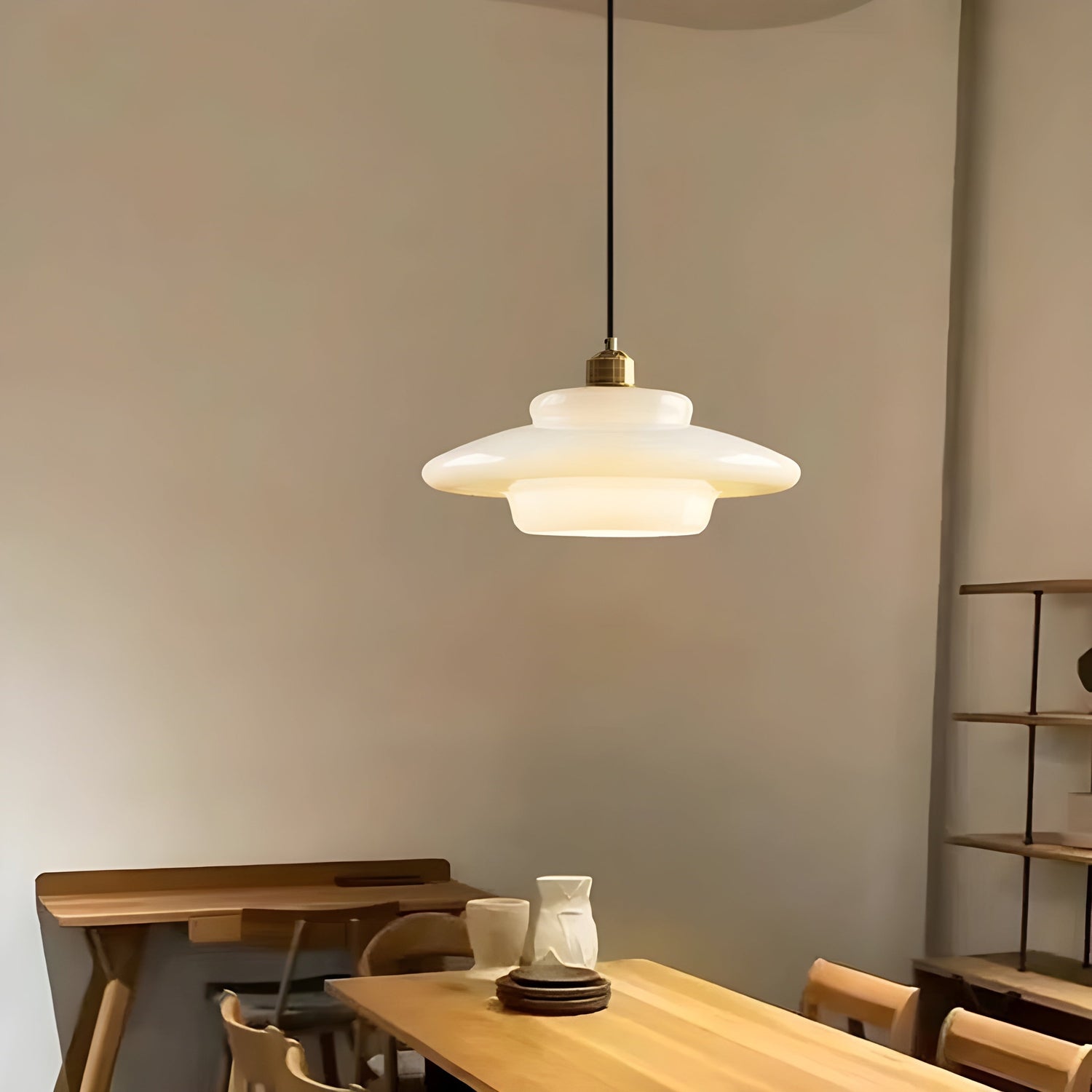 AuraBeam Light – Minimalistisk elfenbensfärgad LED-hänglampa i glas