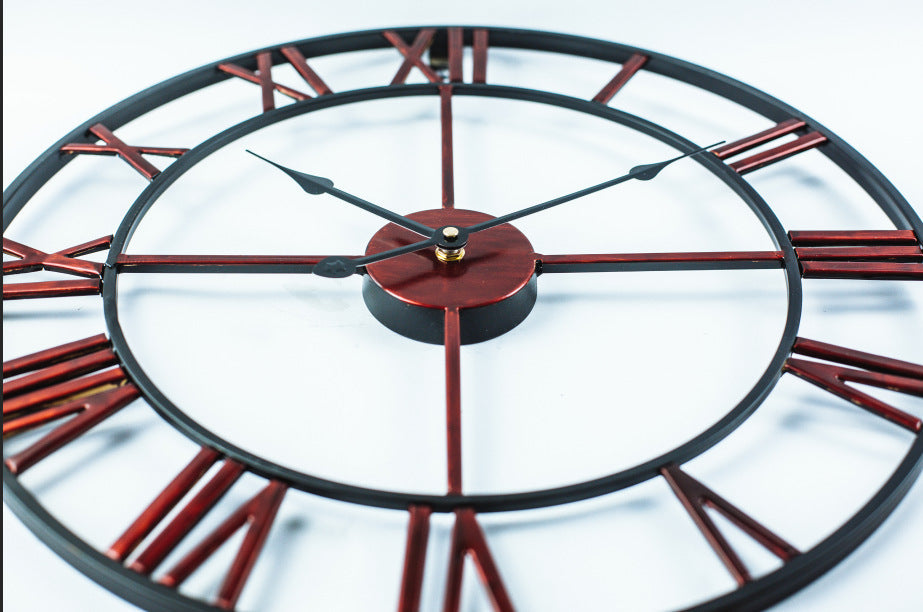 Stor retro väggklocka av järn i vintage-stil