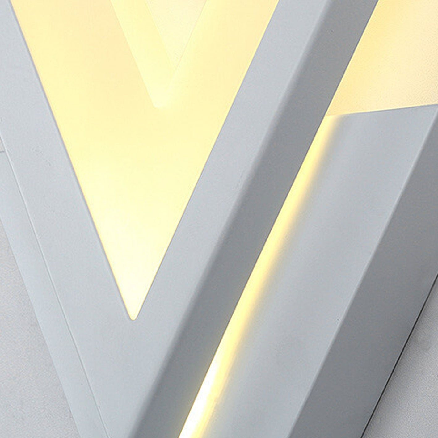 Minimalistisk V-formad LED-vägglampa