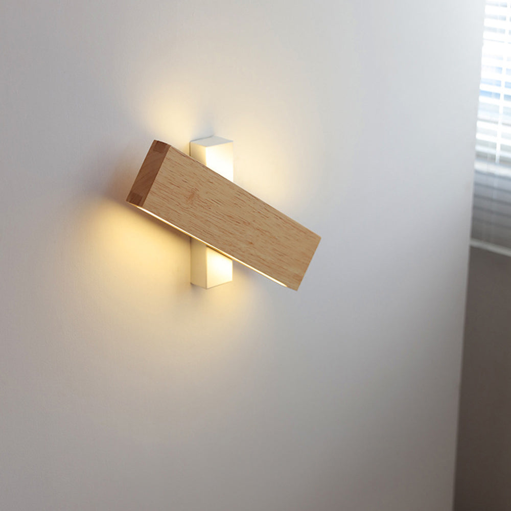 Vägglampa med roterbar trä-LED-design