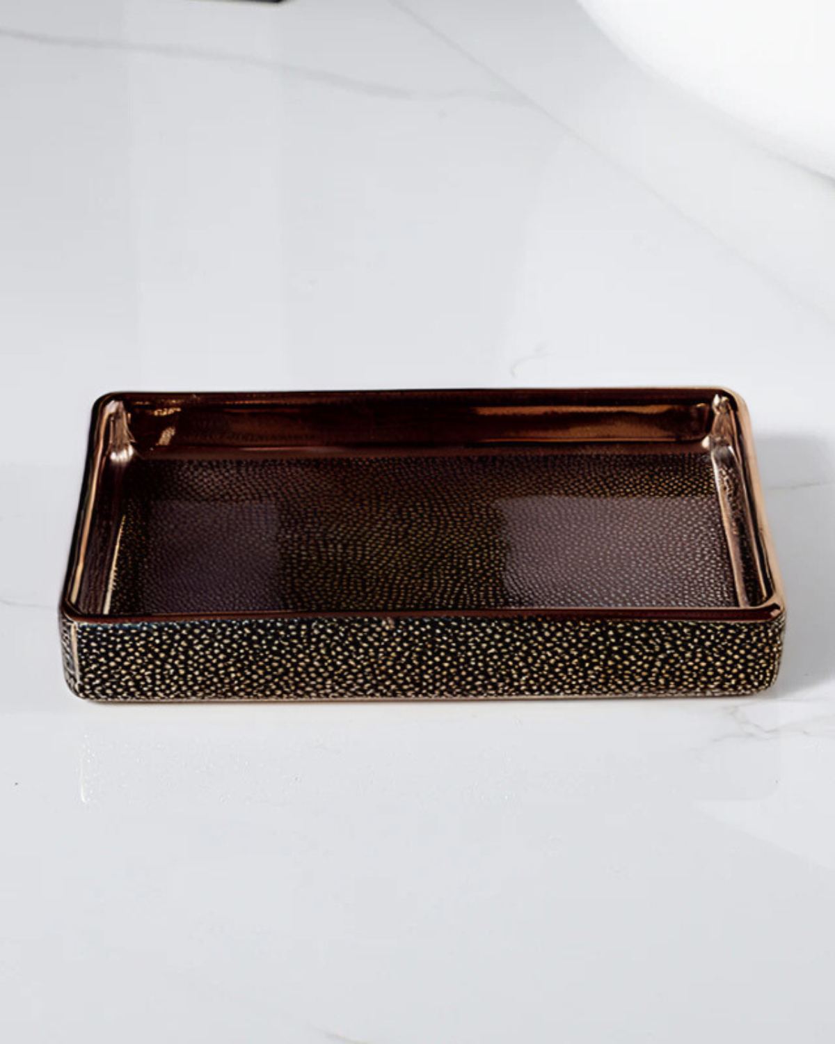 Carvallo – Lyxigt Badrumset med Fin Textur och Gyllene Detaljer