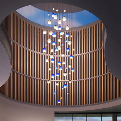 Hängande lampa med färgglad glaskula design