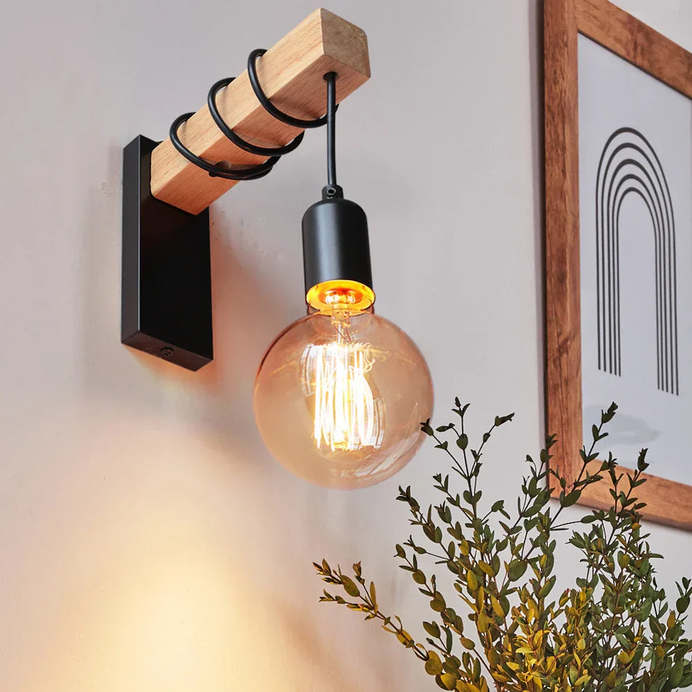 IronWood – Industriell Vägglampa i Järn och Trä