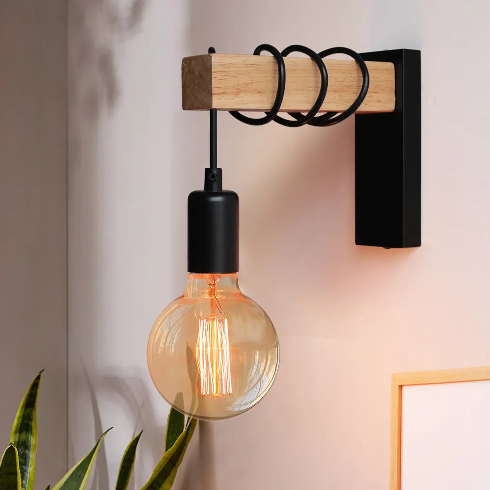 IronWood – Industriell Vägglampa i Järn och Trä