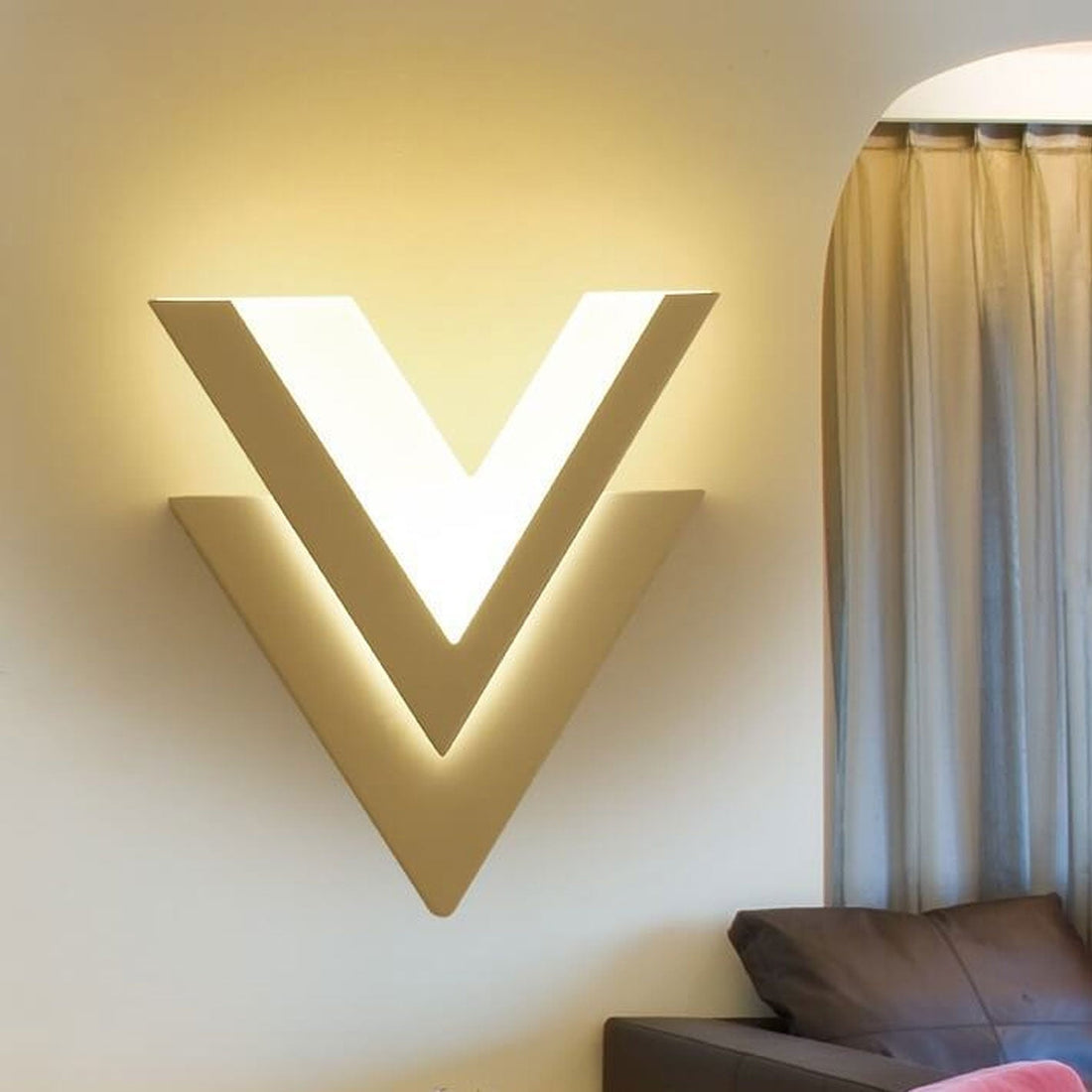 Minimalistisk V-formad LED-vägglampa