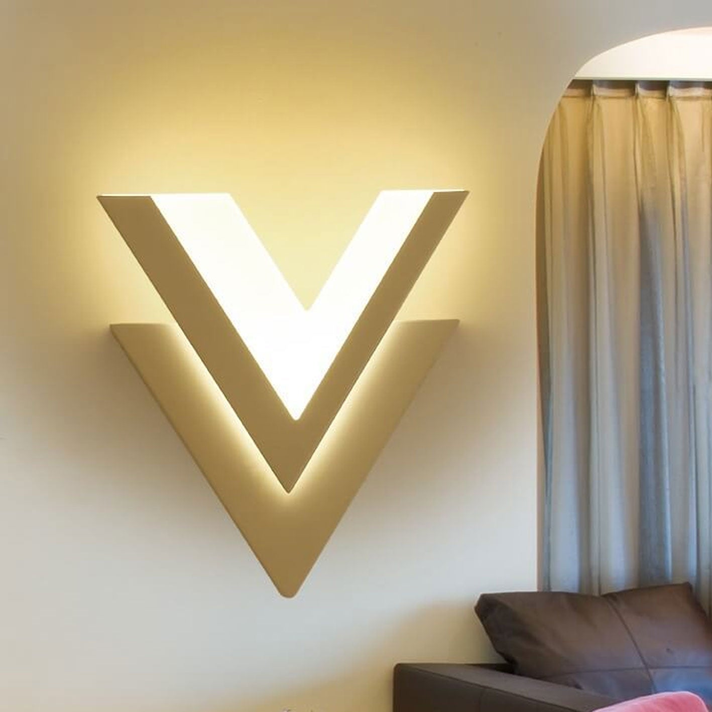 Minimalistisk V-formad LED-vägglampa