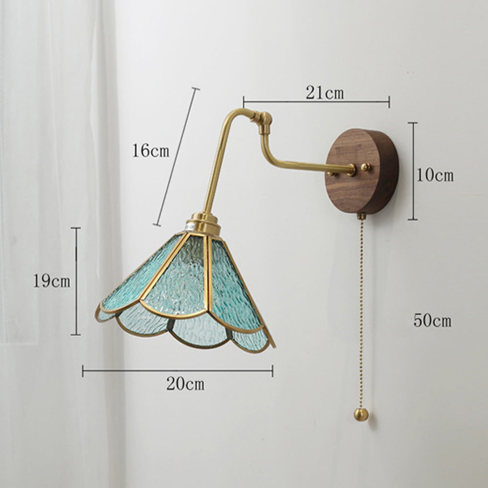 Vägglampa med vintage mässingsglashätta