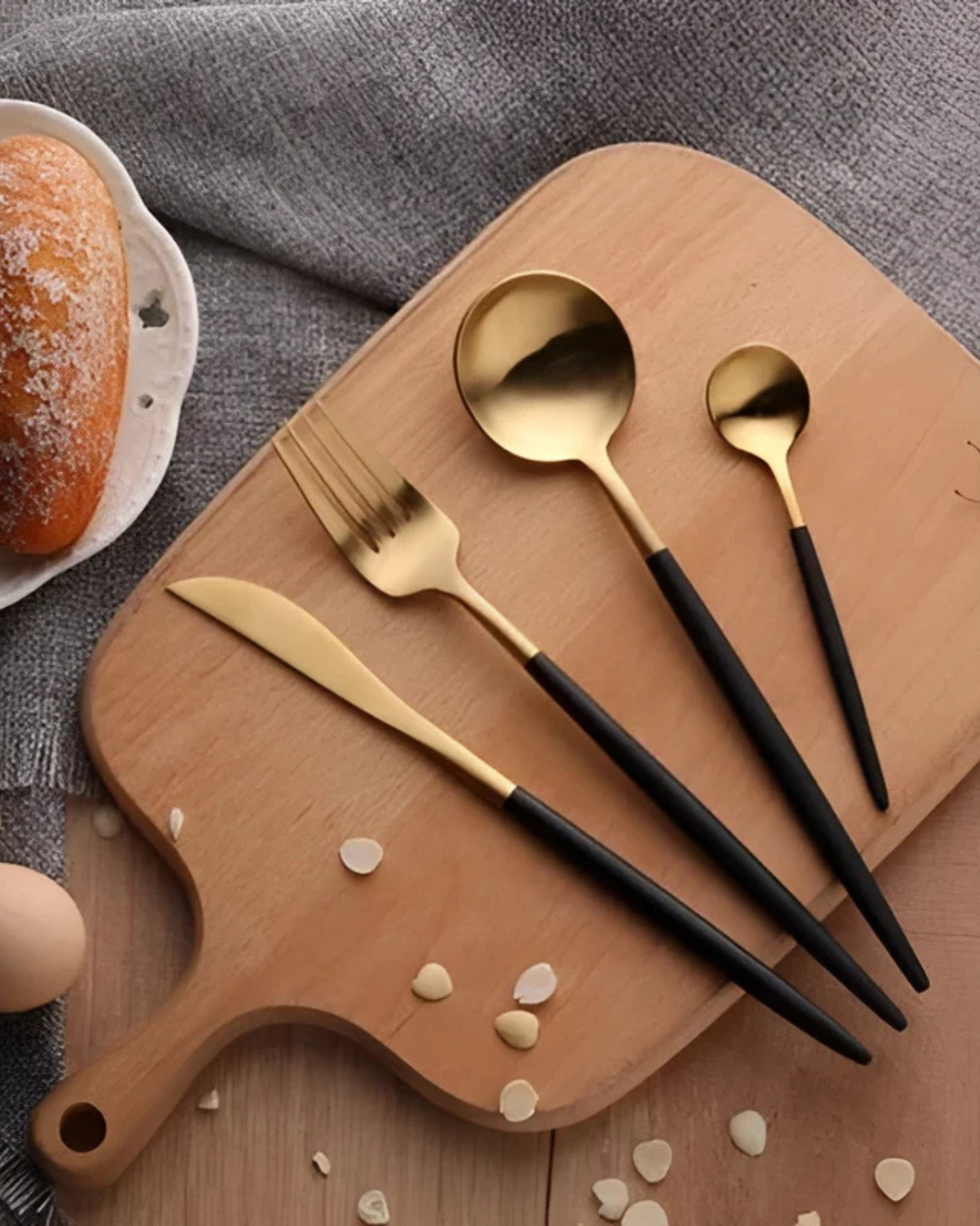 Carvallo Lumine – Lyxigt Bestickset med Guldaccenter och Matt Svarta Handtag