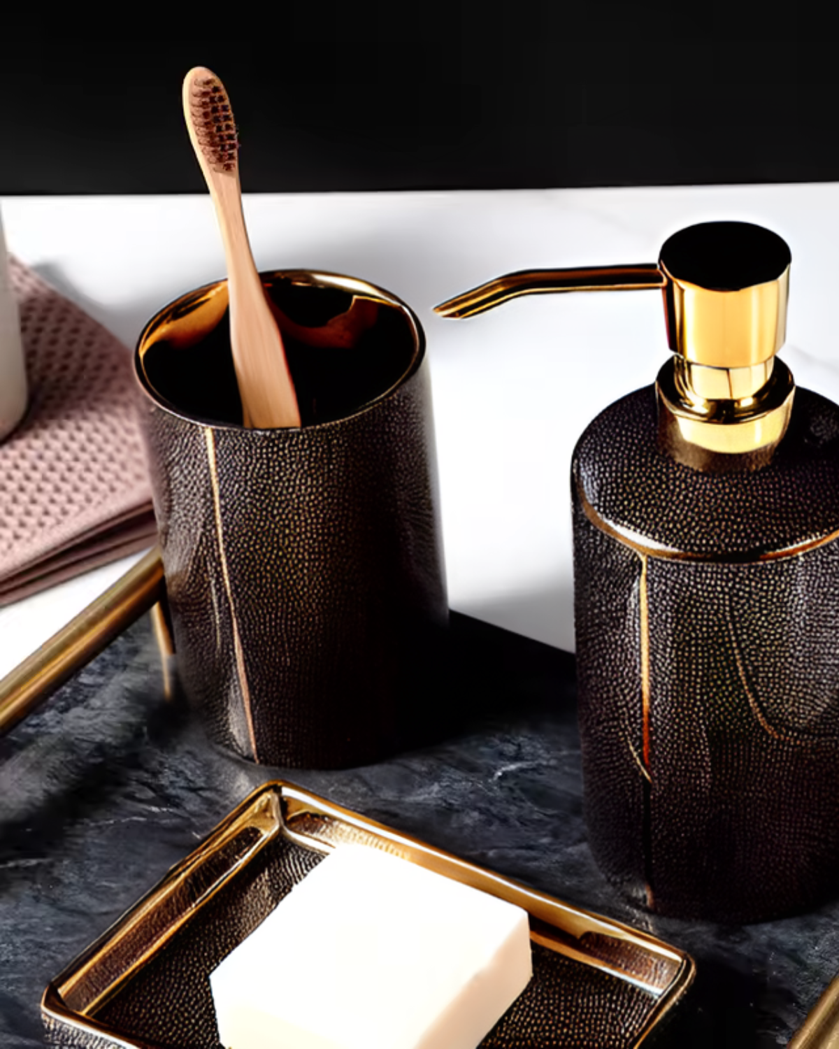 Carvallo – Lyxigt Badrumset med Fin Textur och Gyllene Detaljer