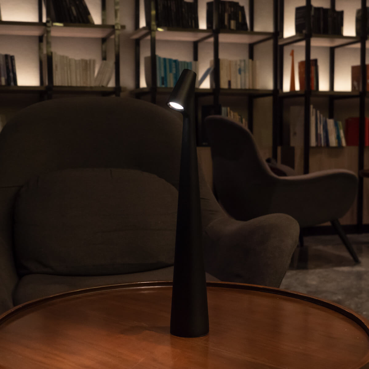 GlowContour – Stilren skrivbordslampa med skulpterad design
